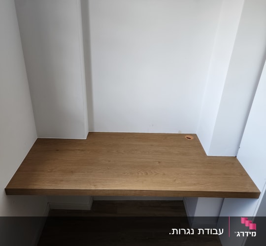 שולחן עץ מותקן בפינת חדר
